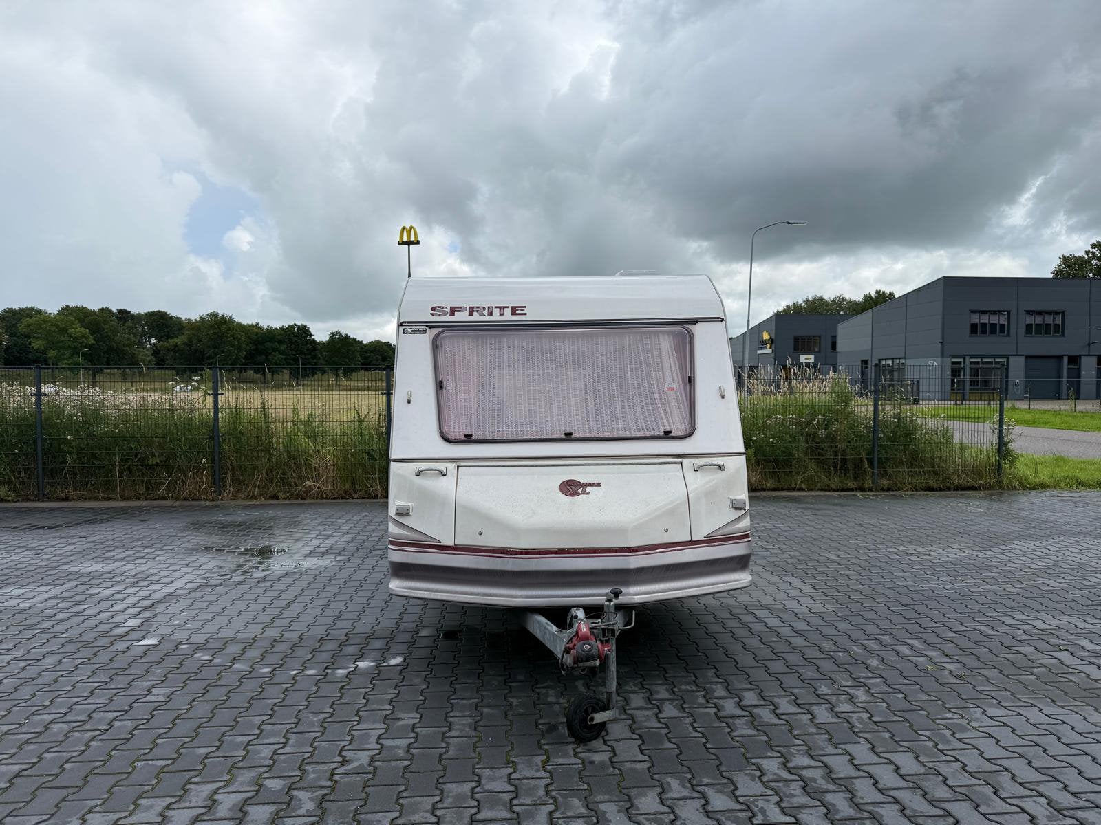 Te Koop: Sprite Musketeer 4-Persoons Caravan (1990), Caravans en Kamperen, Caravans, Standaardzit, Koelkast, Particulier, 5 tot 6 meter