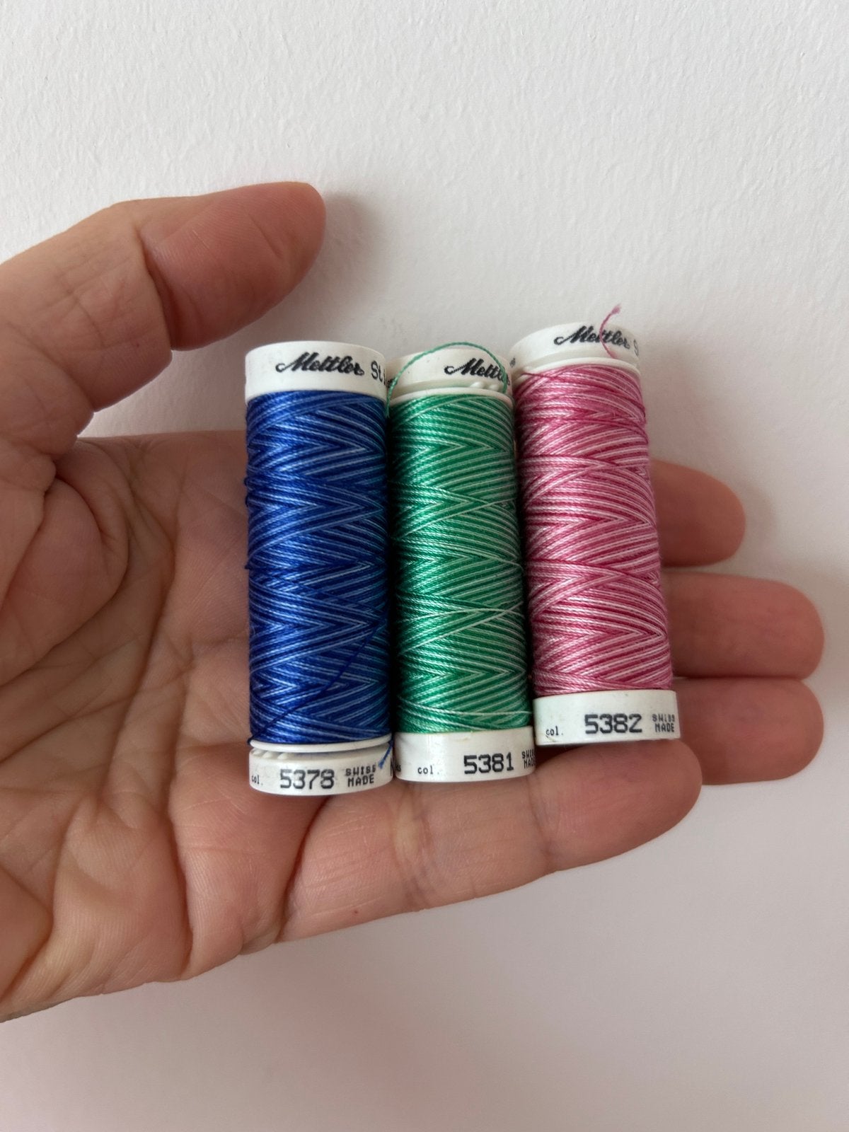 Mettler naai/borduurgaren met kleurverloop, Hobby en Vrije tijd, Ophalen of Verzenden, Zo goed als nieuw, Garen of Naald(en)