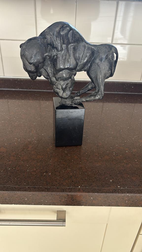 Bizon sculptuur van Theo Mackaay - Brons op sokkel, Antiek en Kunst, Ophalen, Beeld, Europa, Modern