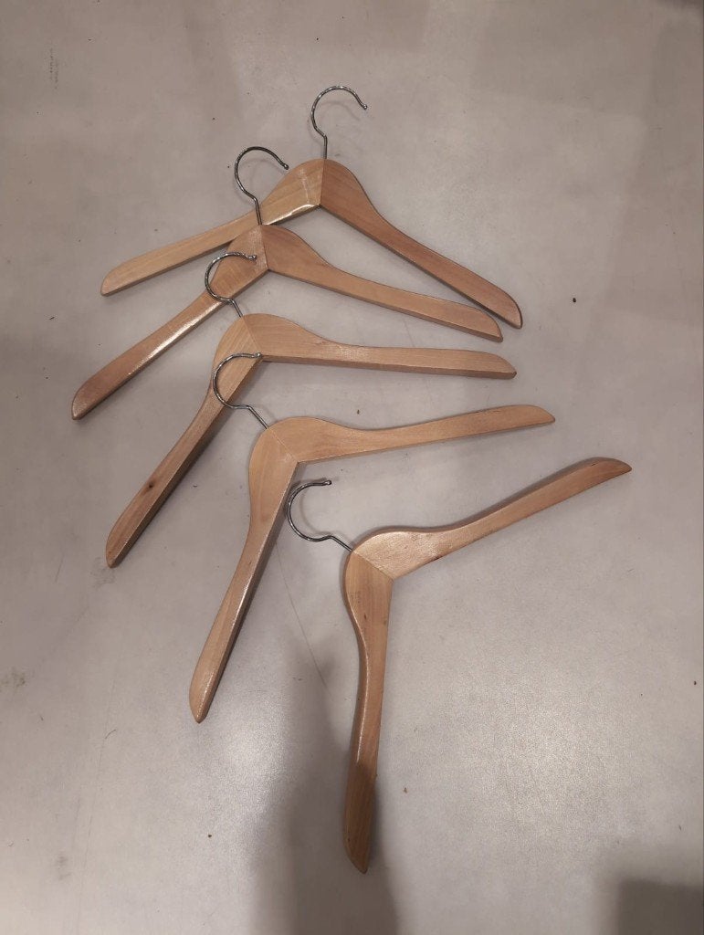 Partij kledinghangers hout 20-75 stuks, Ophalen of Verzenden, Zo goed als nieuw, Hout, Volwassenen