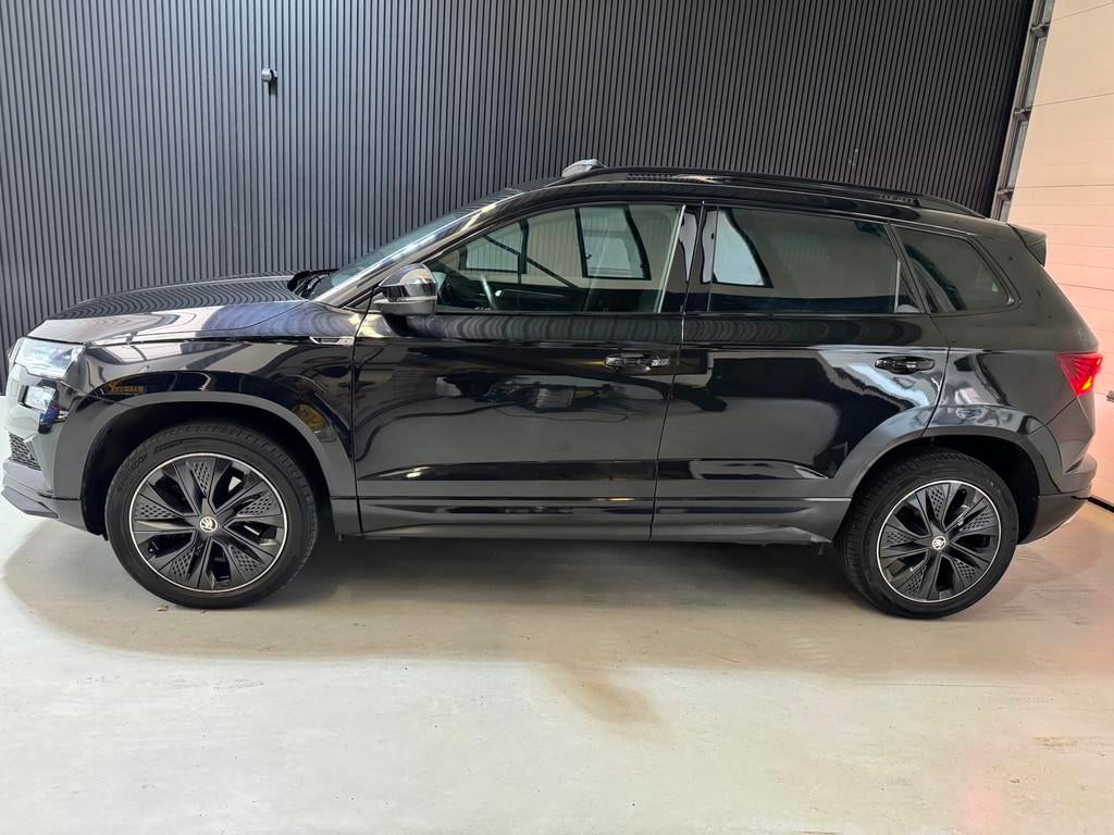Skoda KAROQ 1.5 TSI Sportline Panoramadak Automaat, Auto's, Skoda, Stof, 4 cilinders, Zwart, Karoq