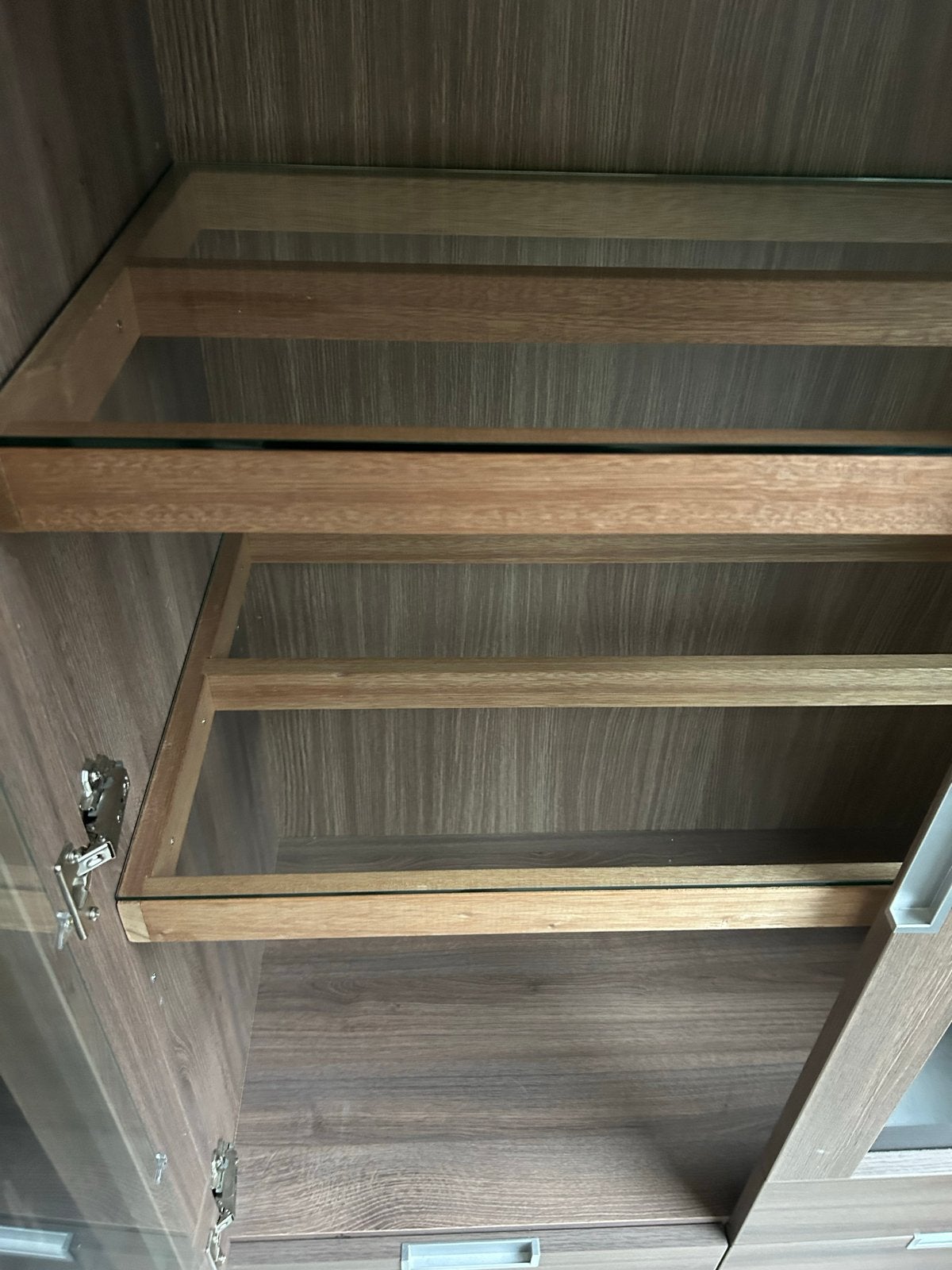 Foto 4 van Servieskast met glazen planken + deuren en lades