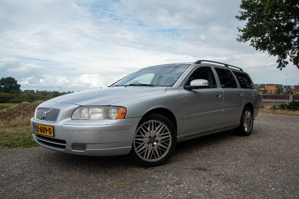 Volvo V70 2.4 D AUT 2007 Grijs, Auto's, 1800 kg, Zwart, 1553 kg, Leder en Stof