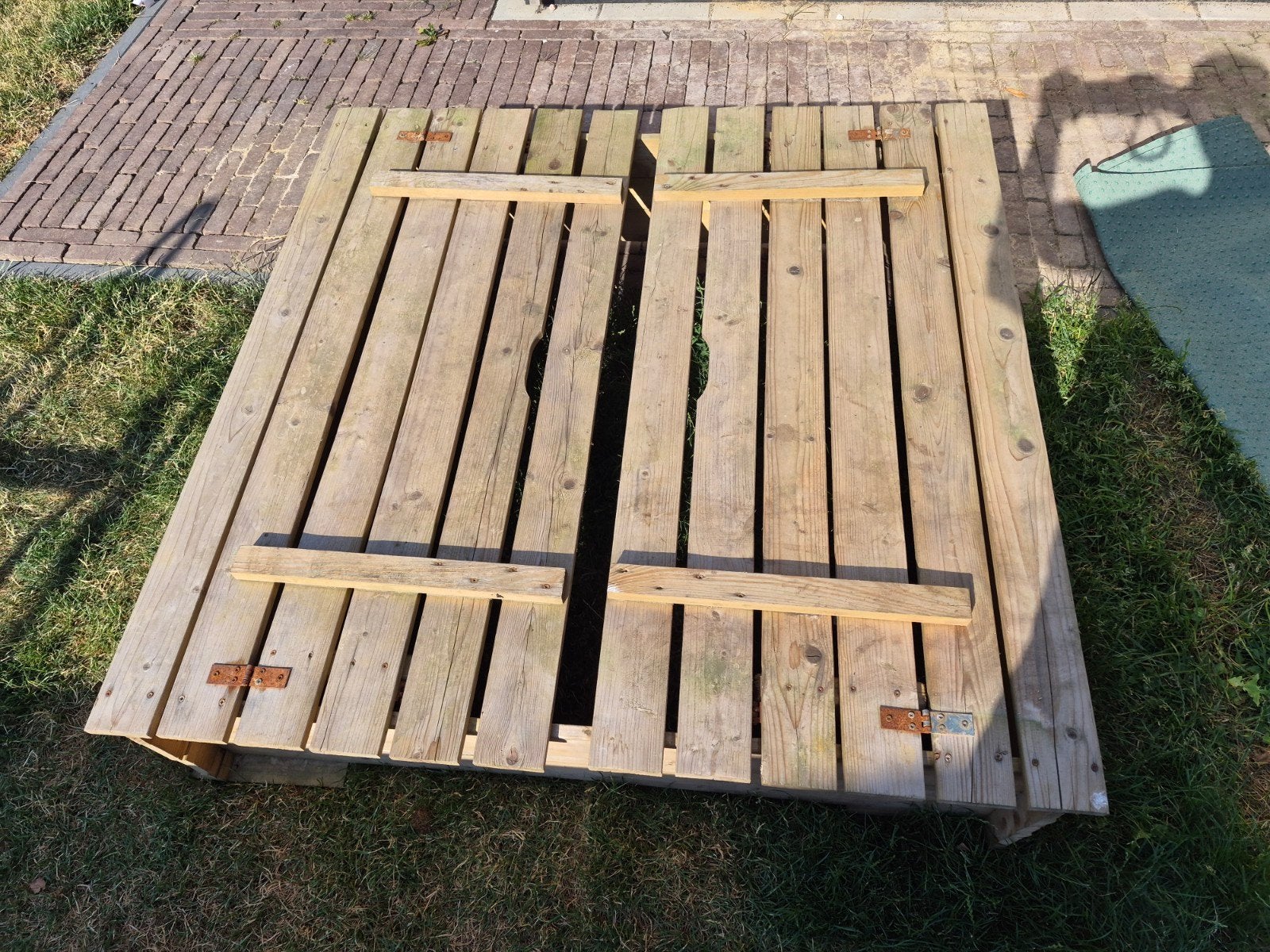 Houten zandbak met deksel en bankjes, Ophalen, Gebruikt