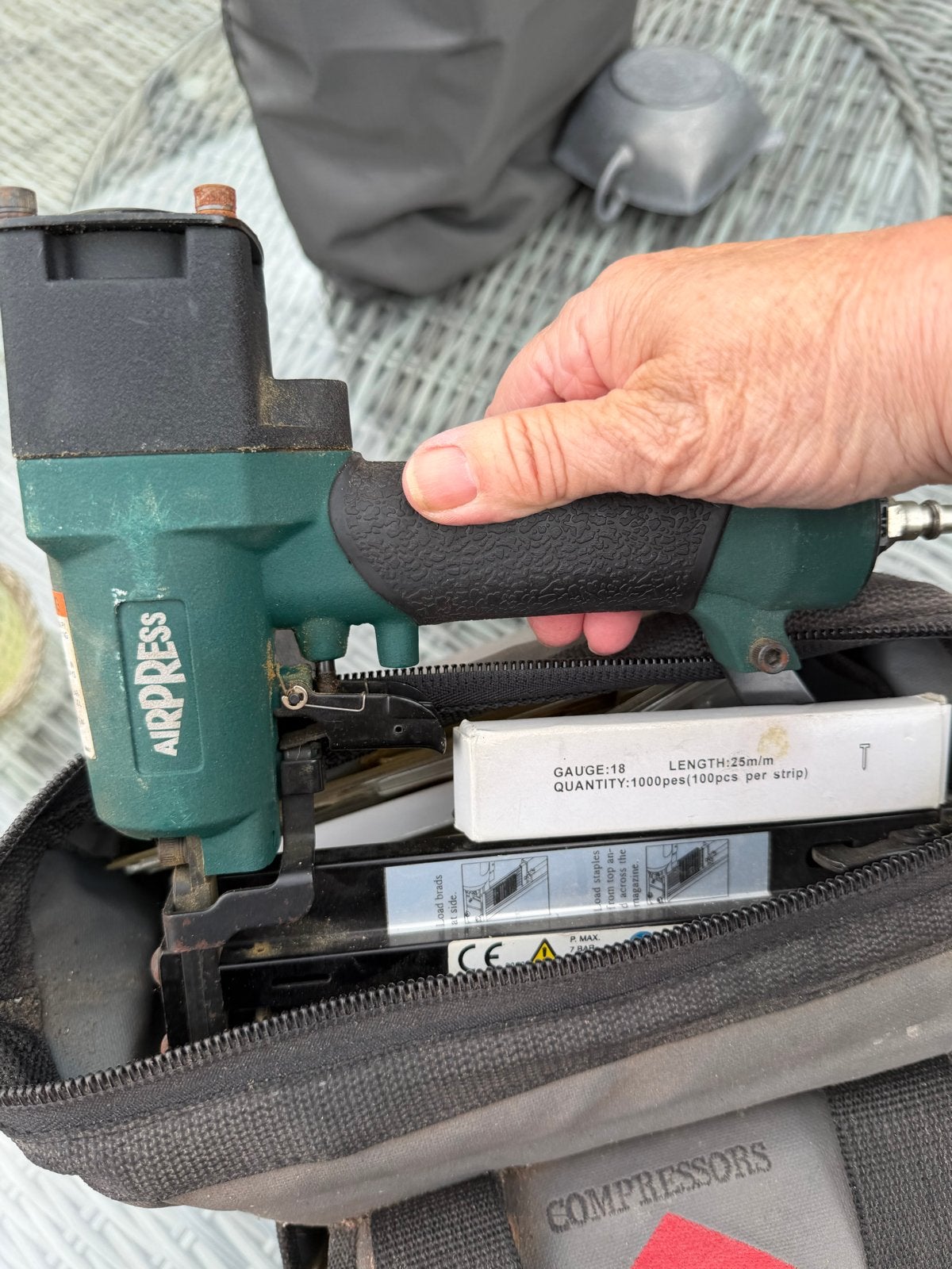 Airpress nietmachine met tas en nieten, Ophalen of Verzenden, Gebruikt