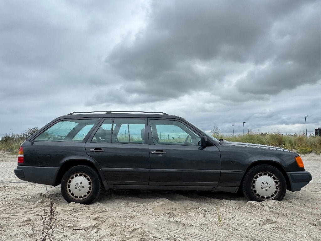Oldtimer Mercedes-Benz 200-Serie 2.3 230 TE K6 1986 Zwart, Auto's, 4 cilinders, Stoelverwarming, Stationwagon, Grijs