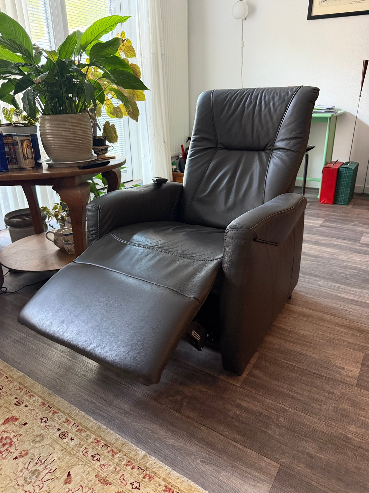 Elektrische relaxfauteuil/sta op stoel in goede staat!, Ophalen, Zo goed als nieuw, 50 tot 75 cm, Leer
