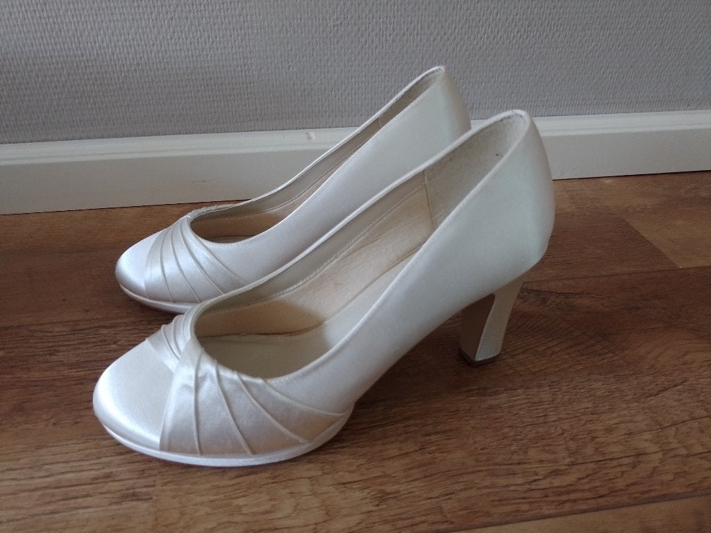Rainbow club bruidsschoenen pumps ivory satin maat 41/8, Pumps, Wit, Ophalen of Verzenden, Zo goed als nieuw