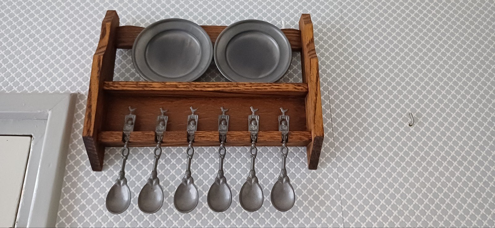 Houten rekje met tinnen bordjes en lepeltjes, Ophalen