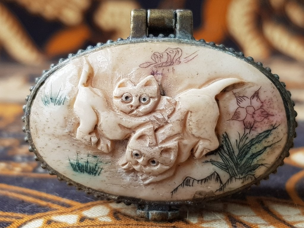 Oud Chinees pillendoosje van gesneden been en koper 4,4 cm., Wit, Gesneden, Natuurlijk materiaal, Doos