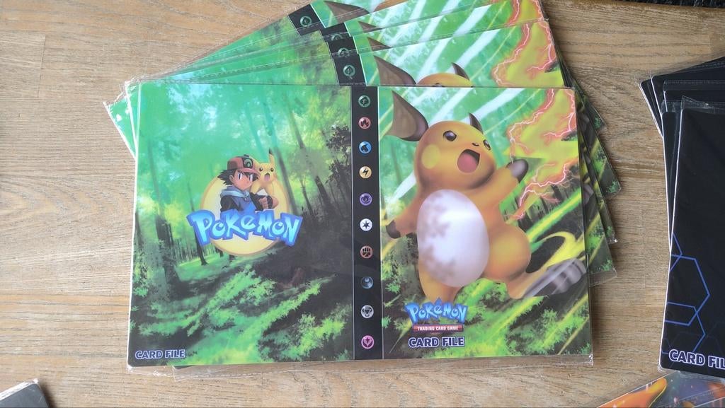 Pokémonkaarten verzamelalbum Raichu Ash groen Pikachu, Hobby en Vrije tijd, Verzamelkaartspellen | Pokémon, Ophalen of Verzenden