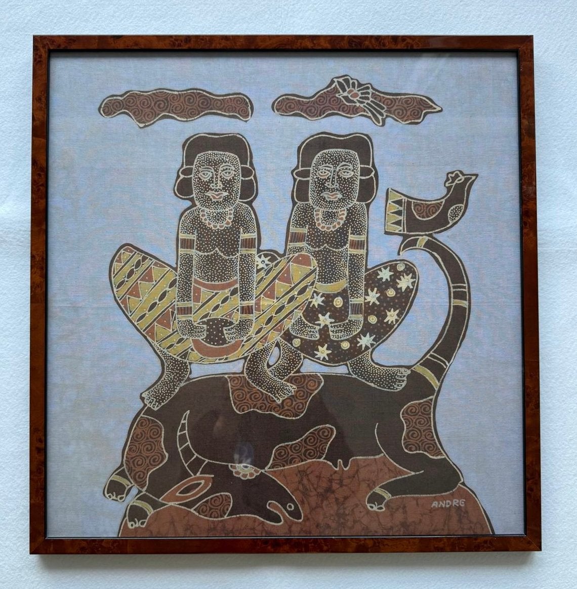 Andrew Aué - Origineel gesigneerd Indonesische Batik stijl, Ophalen, Achter glas, Gemengde techniek, Figuren