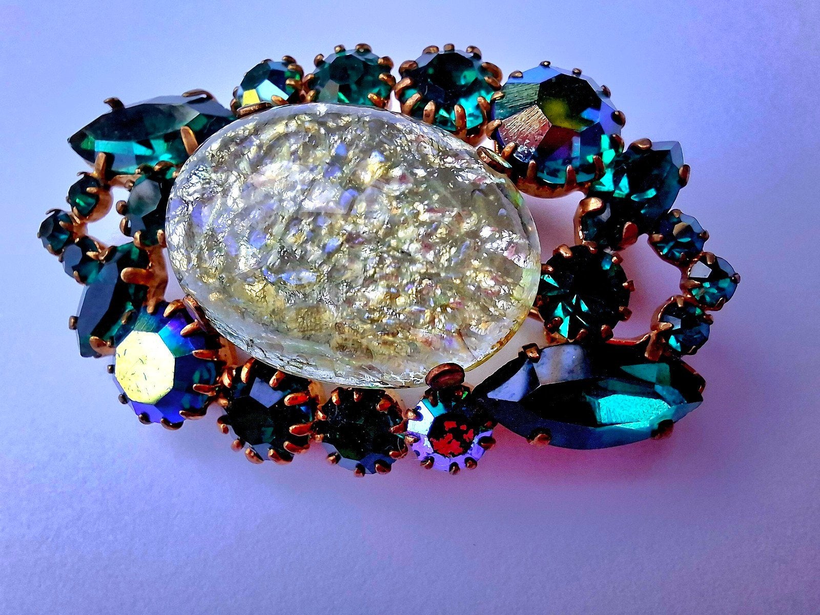 Vintage broche met groene en gekleurde strass stenen. 60-er, Sieraden, Tassen en Uiterlijk, Broches, Gebruikt, Overige materialen