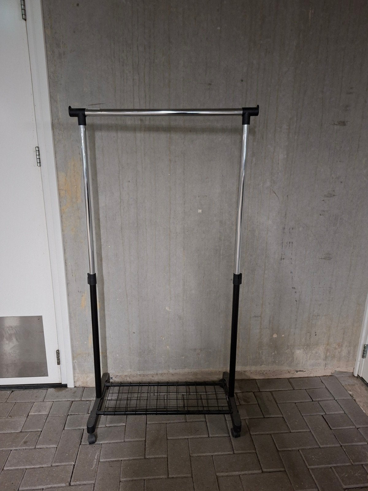 Kledingrek zwart, Ophalen, Met wielen, Gebruikt