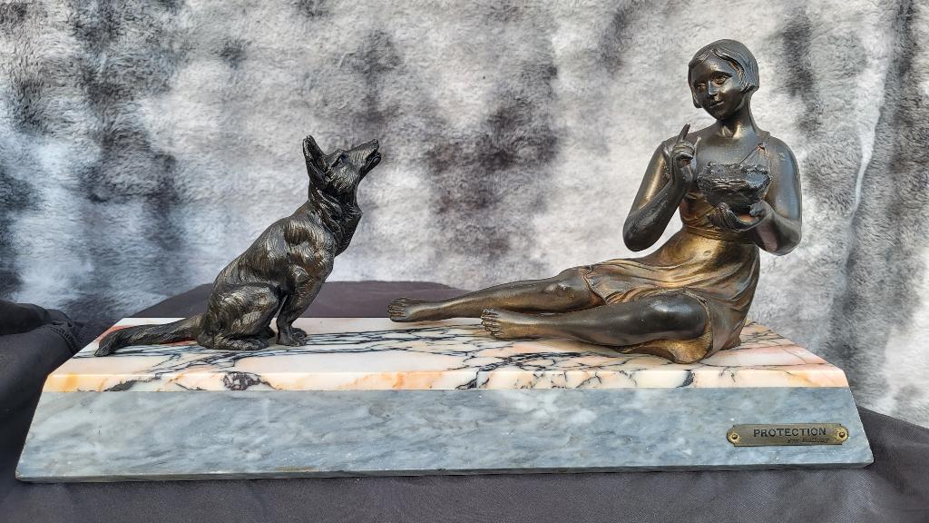 Groot Art Déco Beeld 'Protection' - Oscar Ruffony - Vrouw, Art deco, 20 - 50 cm, Steen of Keramiek, Beeld