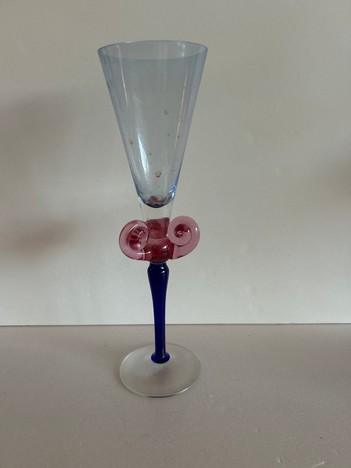 Uniek handgeblazen glas met blauwe steel en roze decoratie, Ophalen of Verzenden
