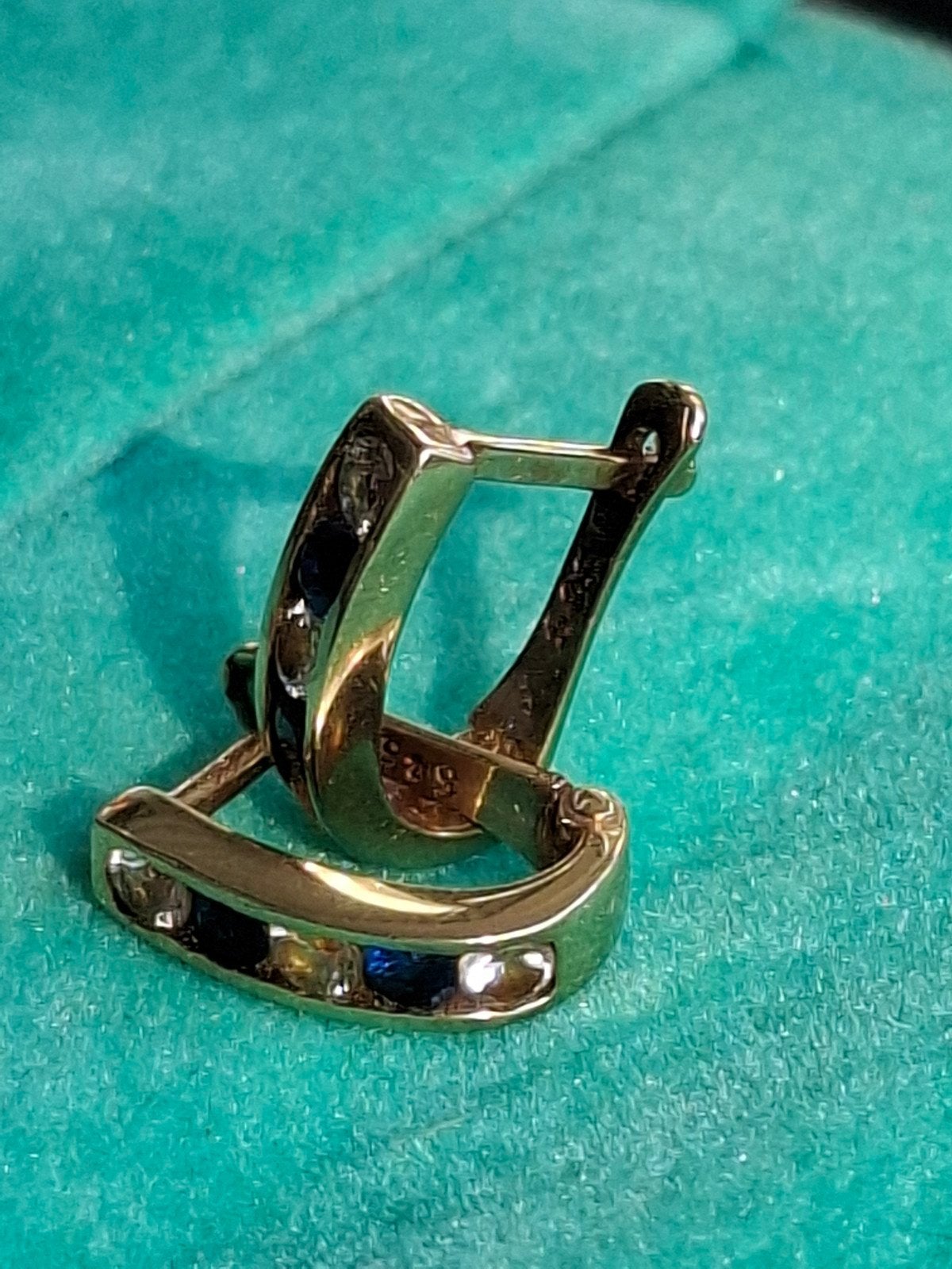 14k Gouden Klapoorringen met Saffier en Zirkonia diamantjes, Hangers, Ophalen of Verzenden, Zo goed als nieuw, Met edelsteen