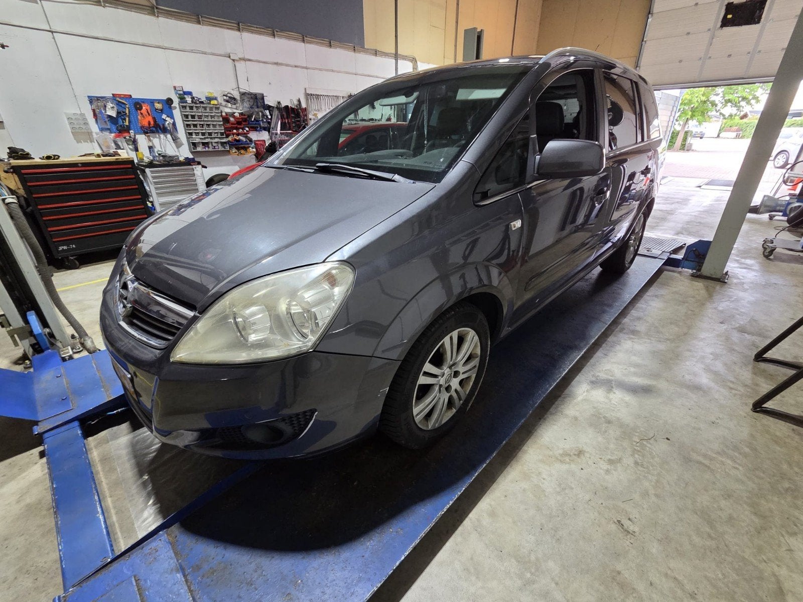 Opel Zafira 1.8 2010 Grijs zie omschrijving!, Auto's, Voorwielaandrijving, 4 cilinders, Particulier, 1403 kg
