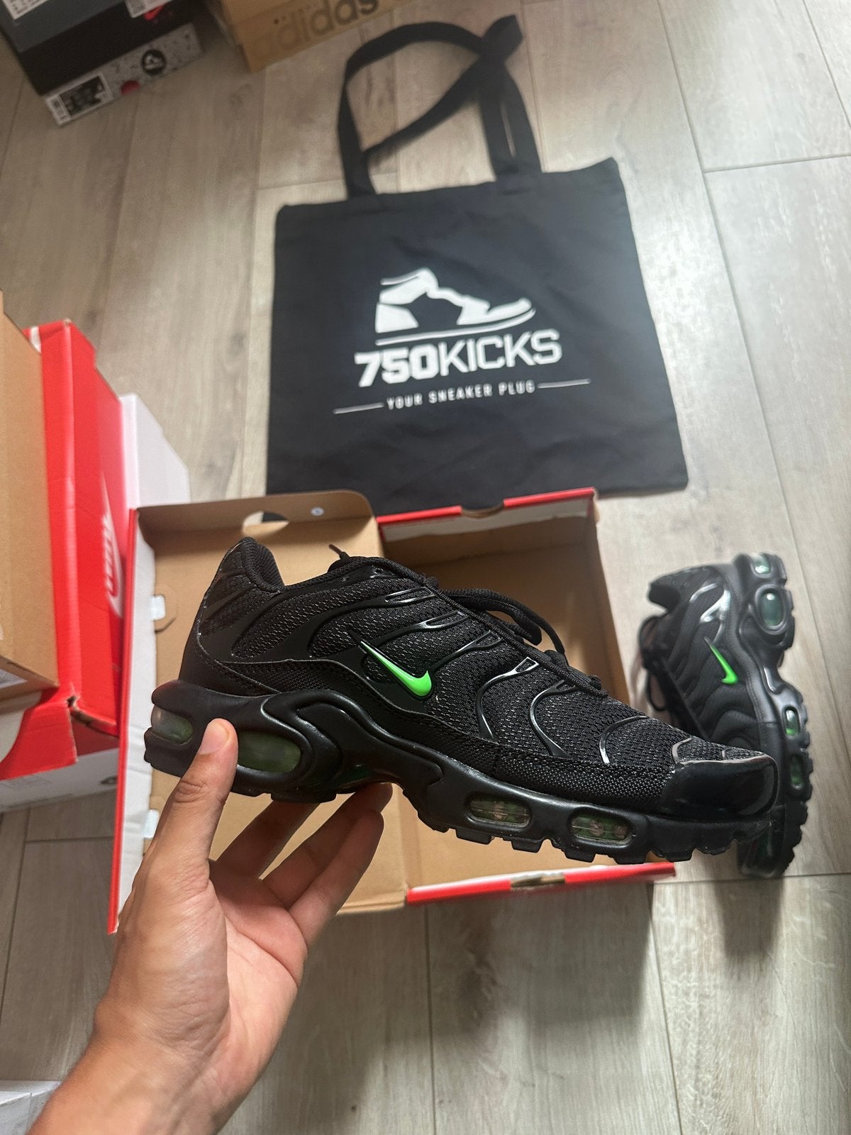Nike Air Max Plus Black Green Strike Maat EU41 DM0032-024, Overige kleuren, Nieuw, Ophalen of Verzenden, Sneakers of Gympen