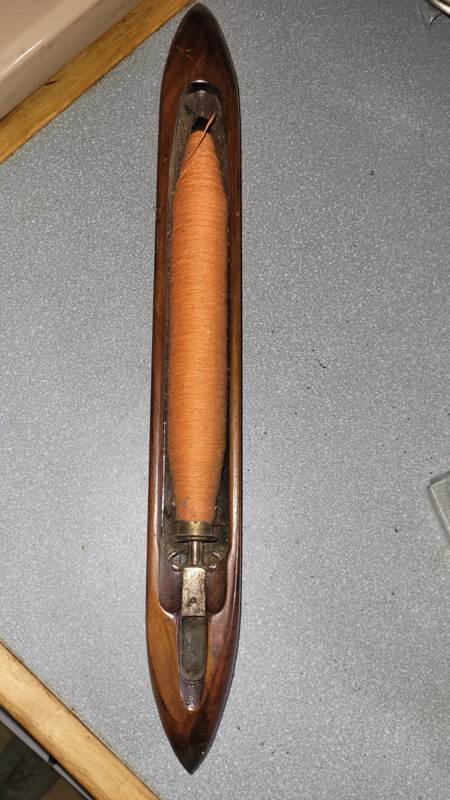 Antieke houten weefspoel met garen, Ophalen of Verzenden