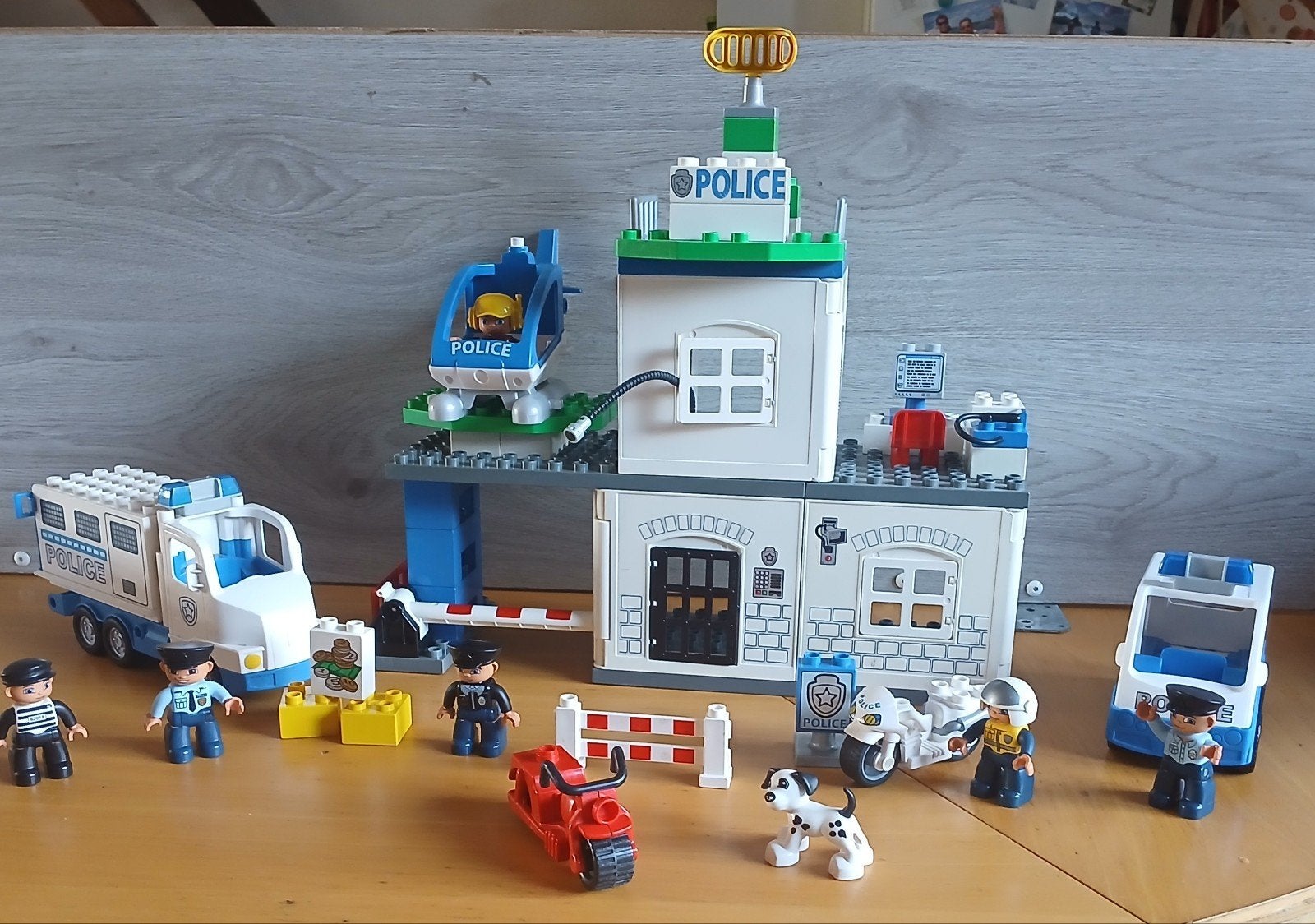Duplo 4965 Politiebureau en politievrachtwagen, Ophalen of Verzenden, Zo goed als nieuw, Complete set, Duplo