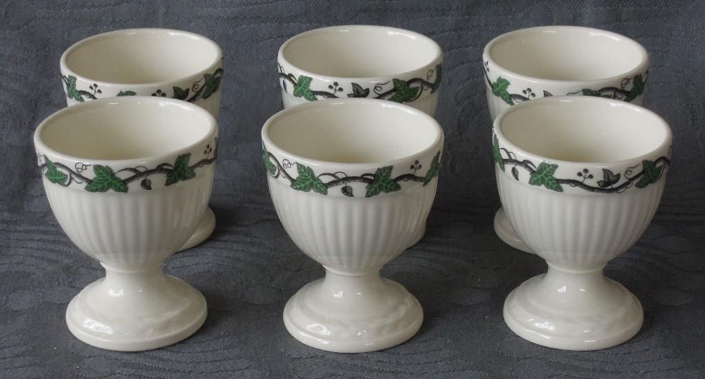 Nr RR35: 6 Wedgwood Stratford eierdopjes op voet, Wedgwood, Overige typen, Ophalen of Verzenden, Zo goed als nieuw