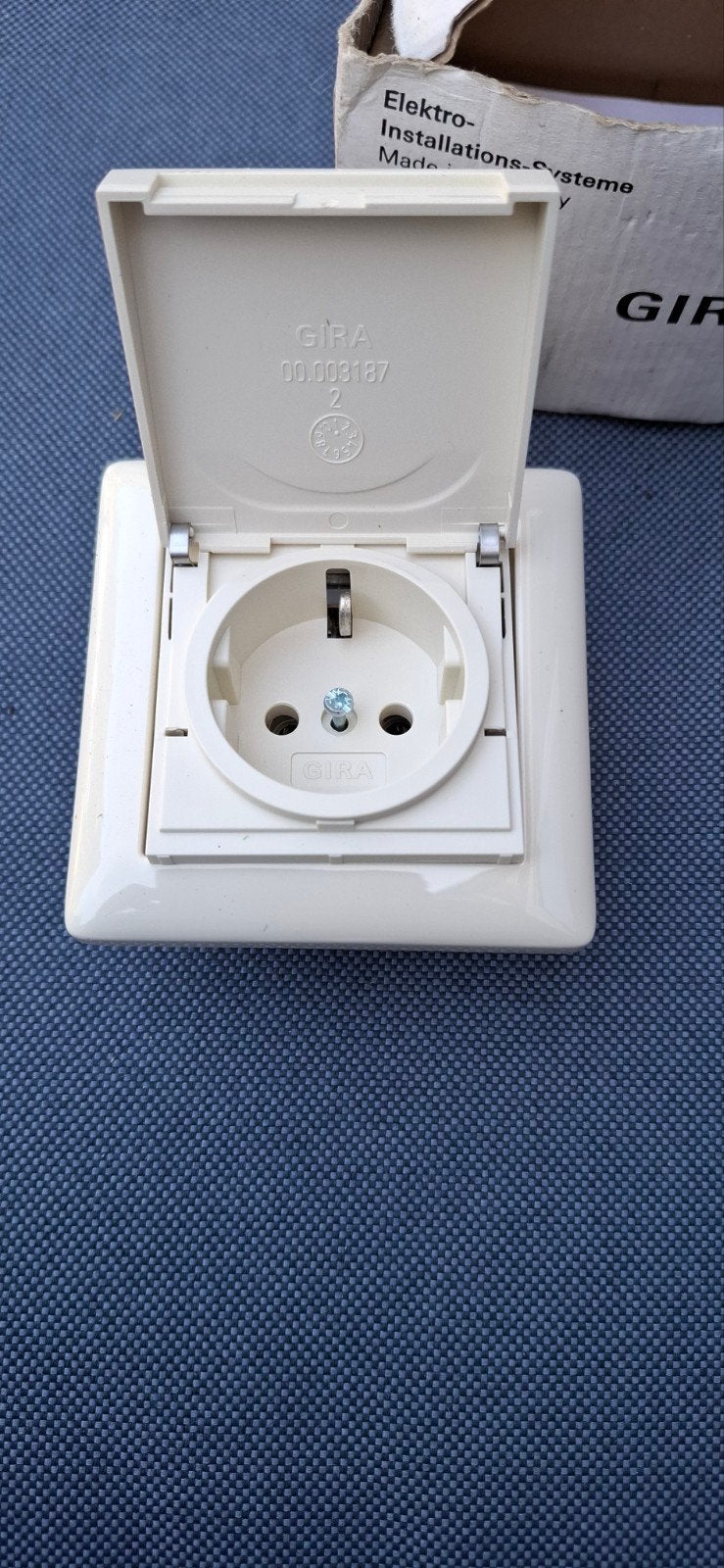 Gira Stopcontact Crèmewit IP44 met Klapdeksel, Ophalen of Verzenden