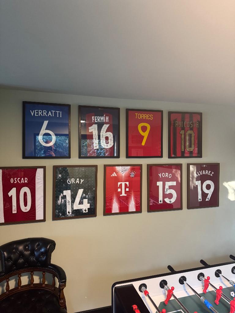 Gesigneerde voetbalshirts. Met video’s echtheid, Ophalen of Verzenden, Nieuw, Buitenlandse clubs, Overige typen