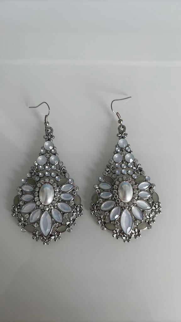 Nieuwe Buikdans Oorbellen - Zilverkleurig met Strass, Overige materialen, Hangers, Nieuw, Ophalen of Verzenden