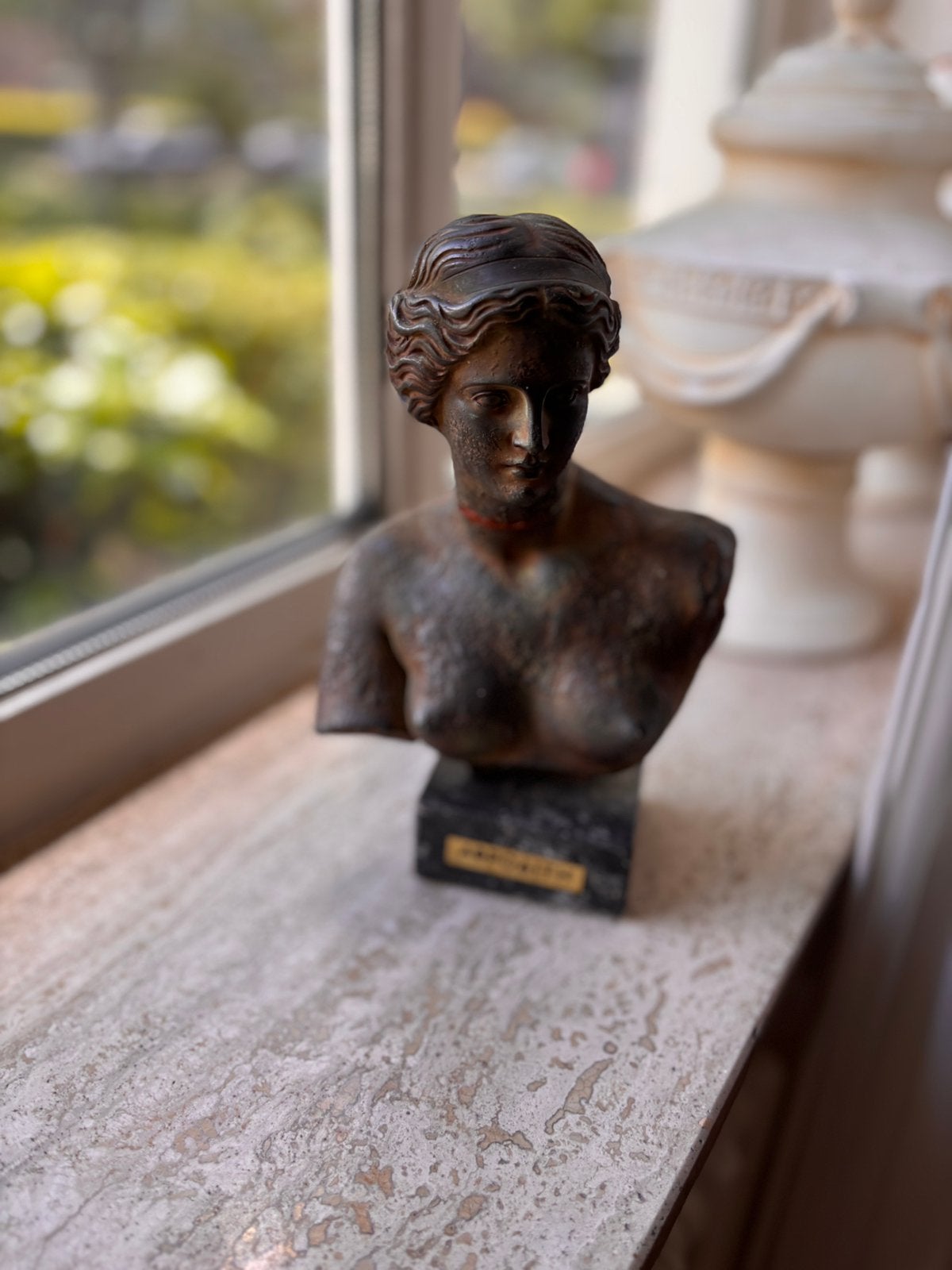 Antieke bronzen buste van een vrouw op marmeren sokkel, Antiek en Kunst, Ophalen, Minder dan 20 cm, Buste, Bruin