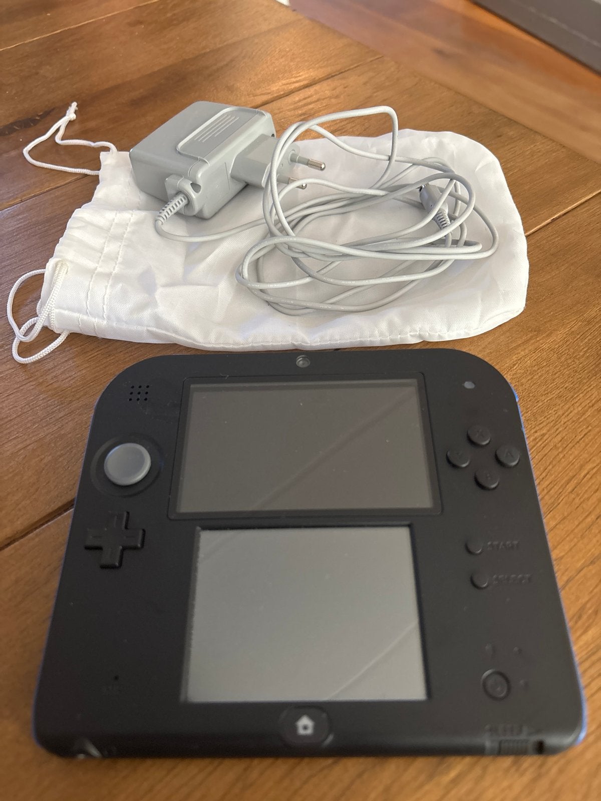 Nintendo 2DS Zwart met oplader en beschermhoes, Spelcomputers en Games, Zwart, 2DS, Ophalen of Verzenden, Zo goed als nieuw