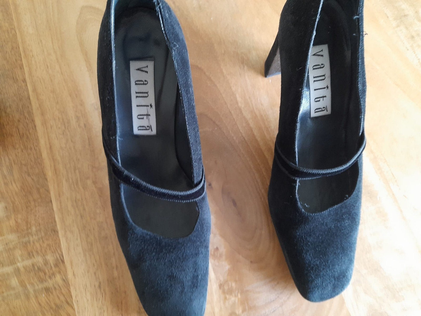 Zwarte suède Vanita pumps met bandje - Maat 38, Pumps, Zwart, Ophalen of Verzenden, Zo goed als nieuw