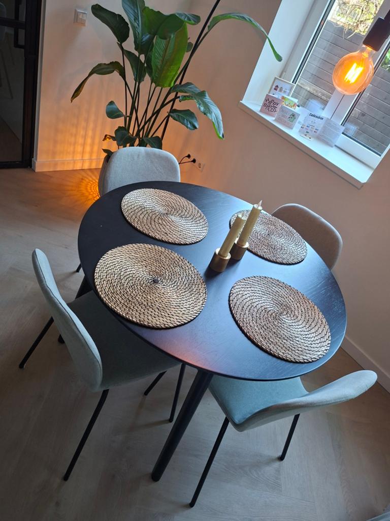 Moderne ronde eettafel met 4 stoelen, Overige houtsoorten, Rond, Ophalen of Verzenden, Zo goed als nieuw