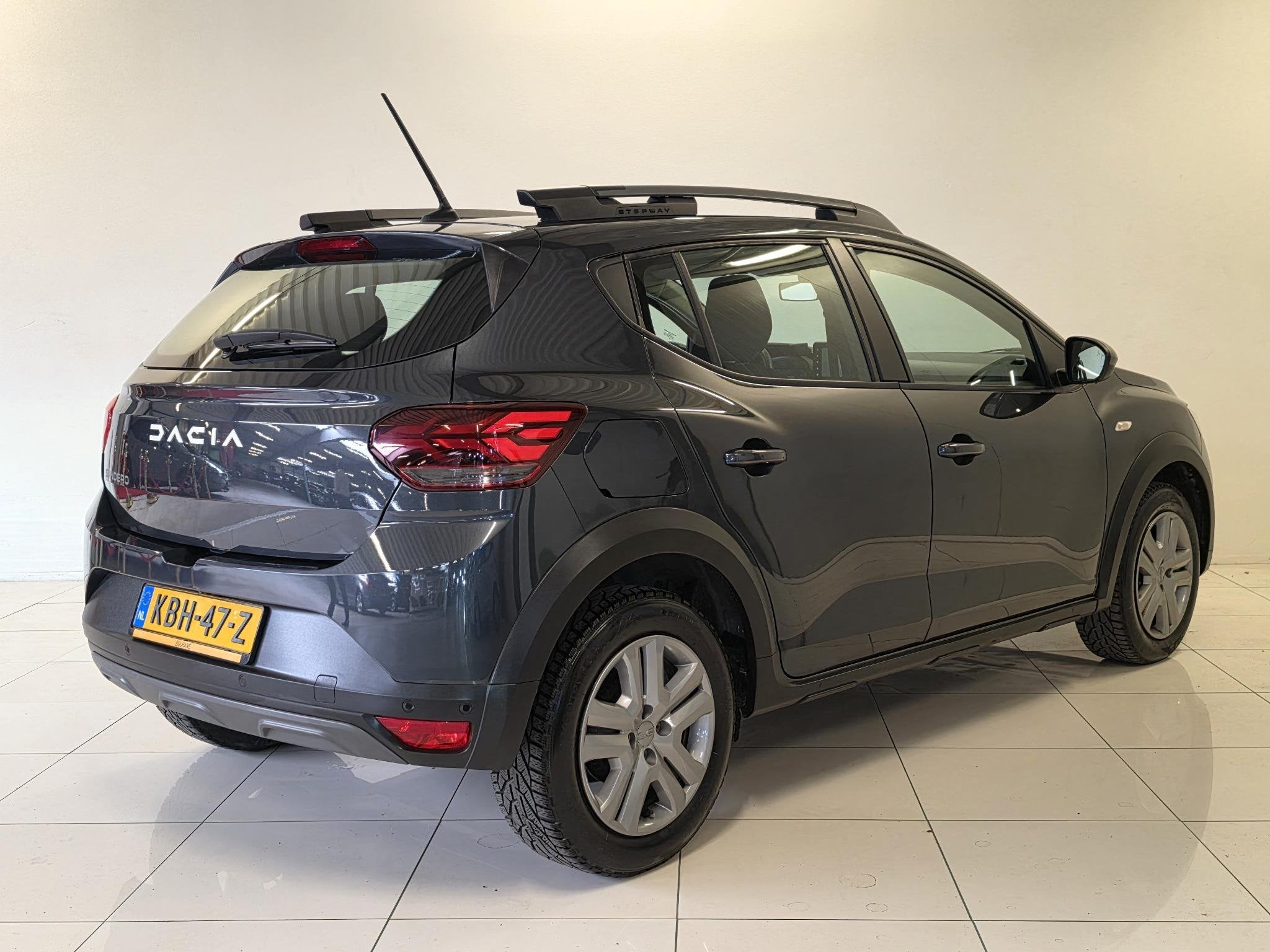 Dacia Sandero Stepway 1.0 TCe 90 Comfort | Navigatie | Achte, Stof, Met garantie (alle), 91 pk, Grijs