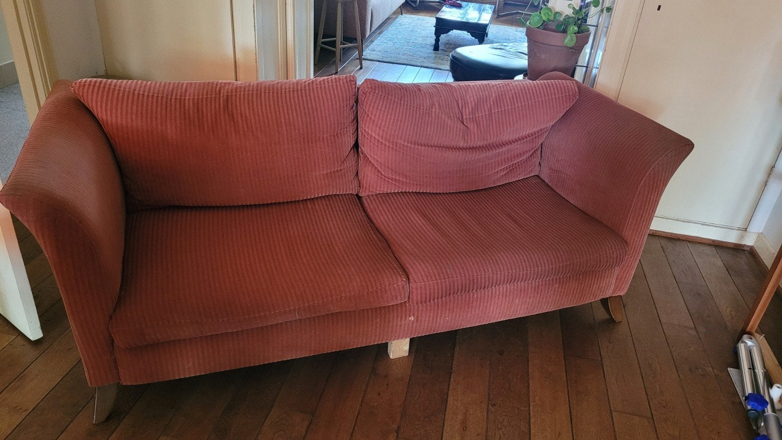 Comfortabele 2,5 zits bank in rood ribfluweel, Ophalen, Gebruikt, Klassiek, Comfortabel, 150 tot 200 cm