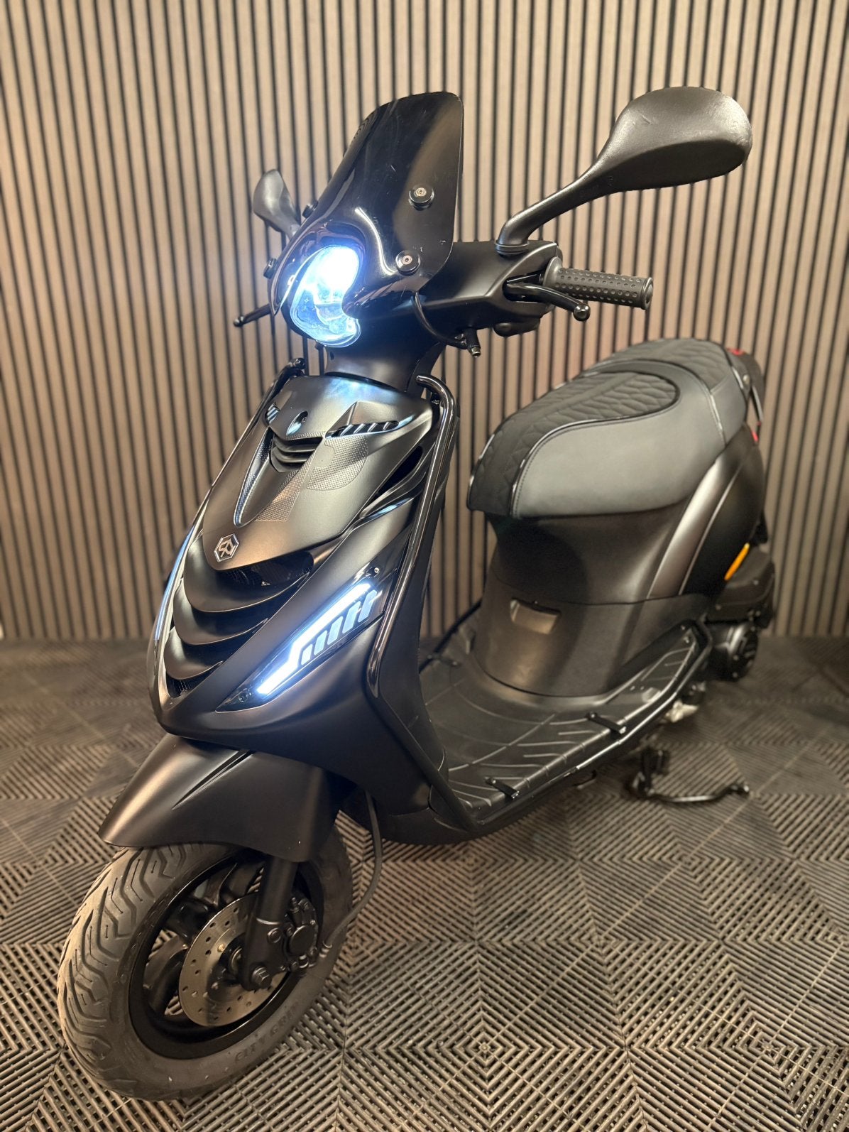 PIAGGIO ZIP 4T 3V BROM 2023 FULL OPTION MAT ZWART, Fietsen en Brommers, Scooters | Piaggio, Maximaal 45 km/u, Zip, Ophalen of Verzenden