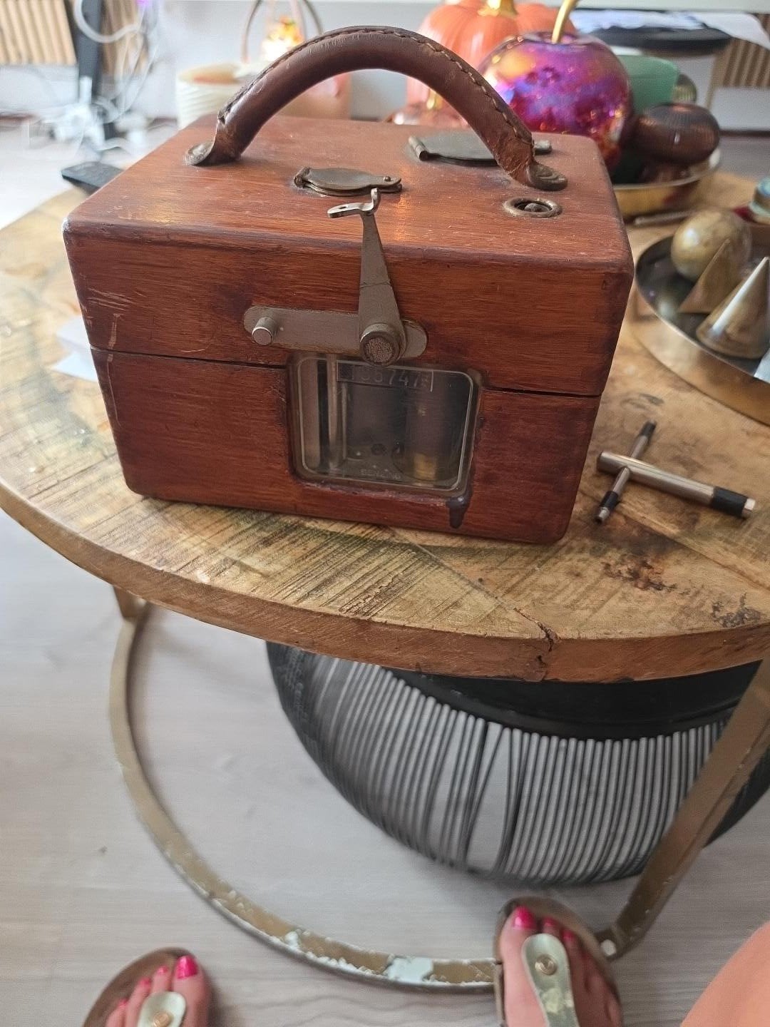 Antieke mechanische tijdsregistrator, Ophalen