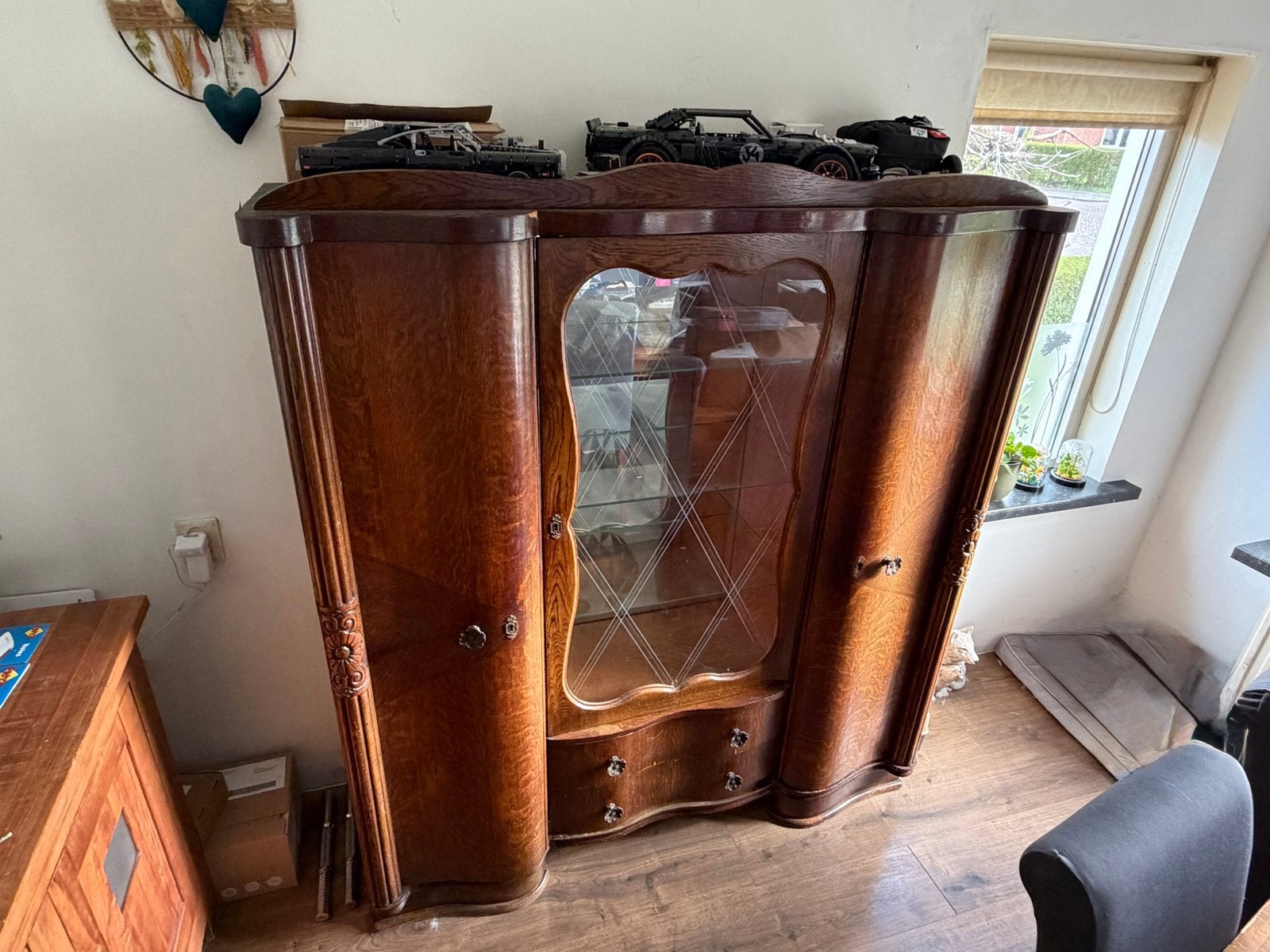 Antieke vitrinekast met glas en lades, Ophalen