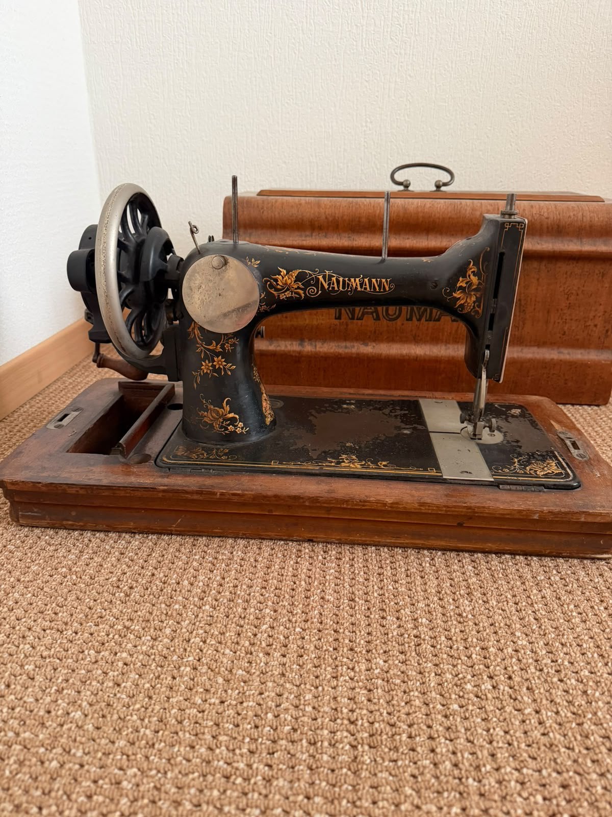 Antieke naaimachine naumann, Ophalen