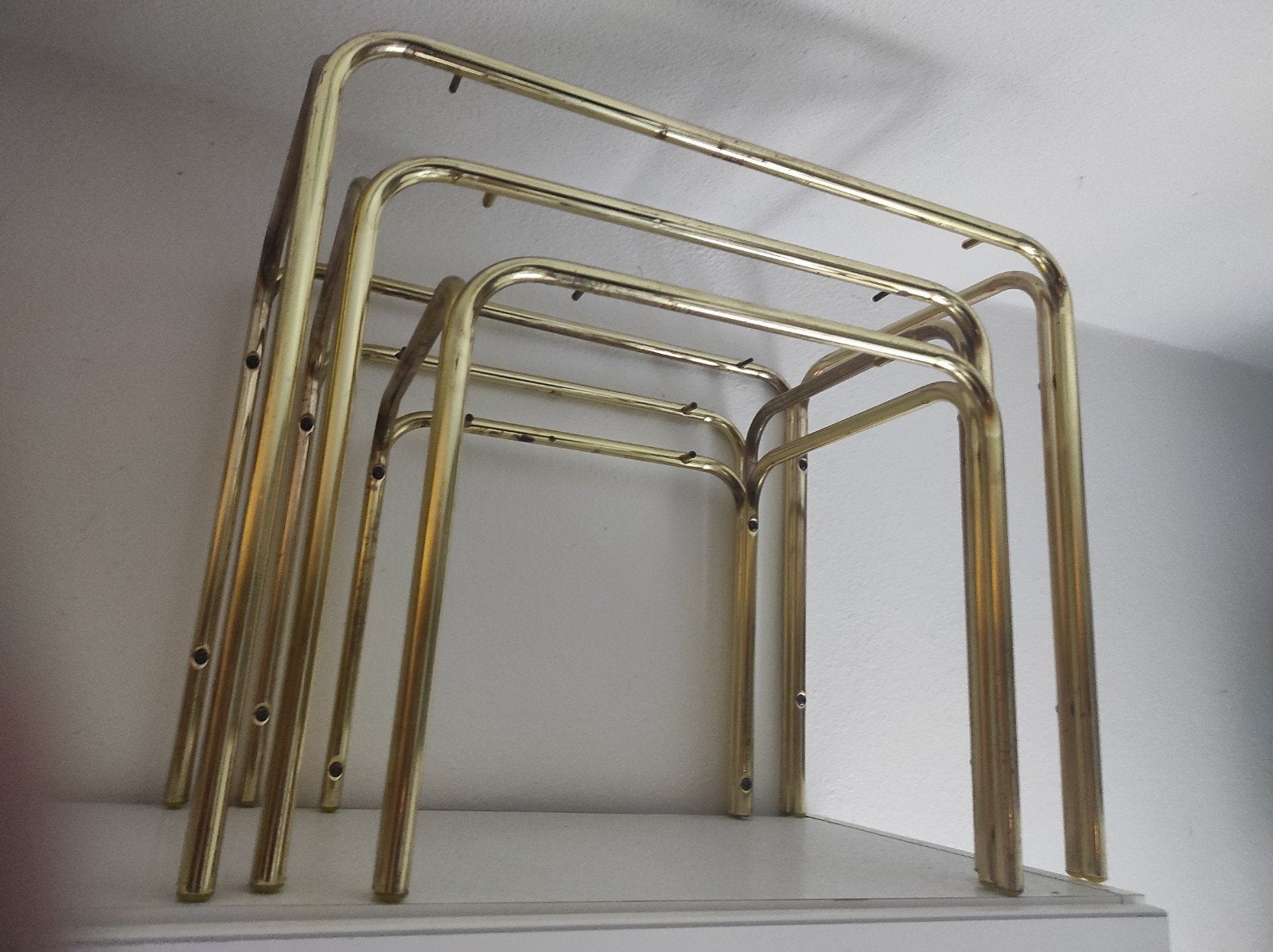 Goudkleurige tafeltjes met donkere rookglas., Ophalen of Verzenden
