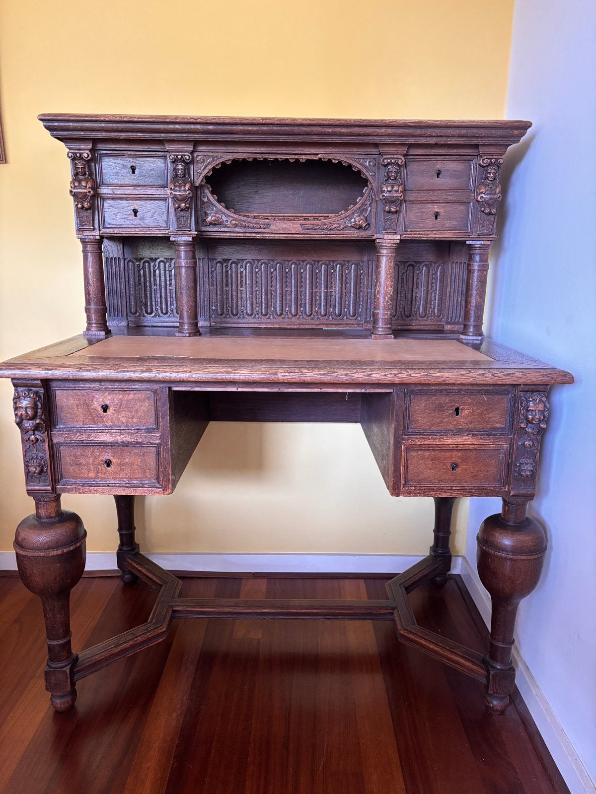 Antiek Eiken Bureau met Rijkelijk Snijwerk, Antiek en Kunst, Ophalen