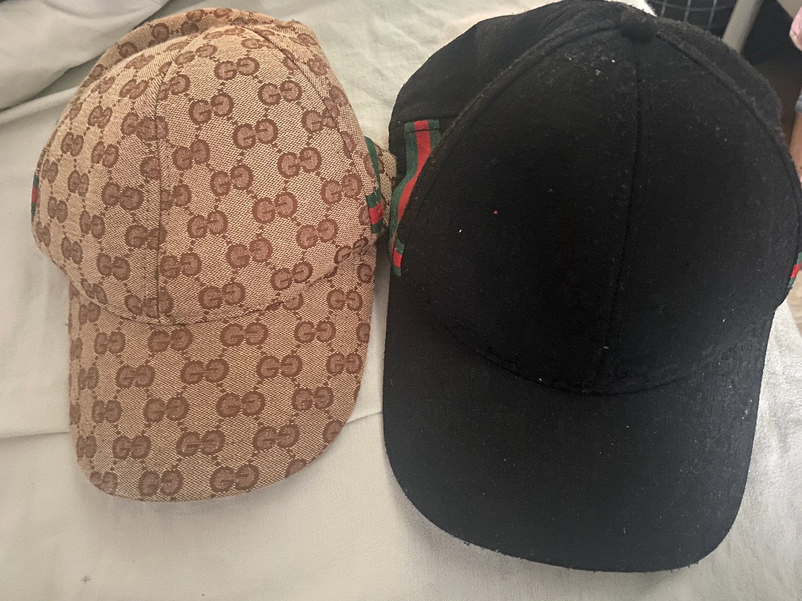 Te koop aangeboden: een leuke set van twee petten, Kinderen en Baby's, Ophalen, Zo goed als nieuw, 104 of kleiner, Jongen of Meisje