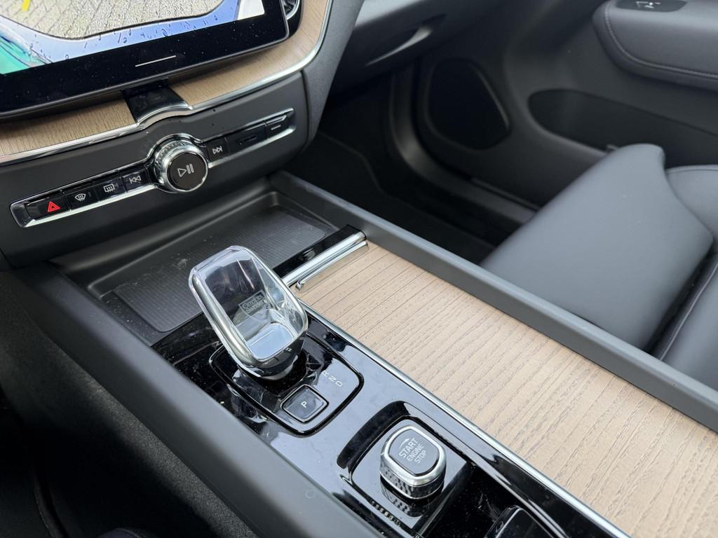 Volvo XC60 2.0 T6 Plug-in hybrid AWD Ultra Bright Facelift m, Auto's, Automaat, Gebruikt, Euro 6, 4 cilinders