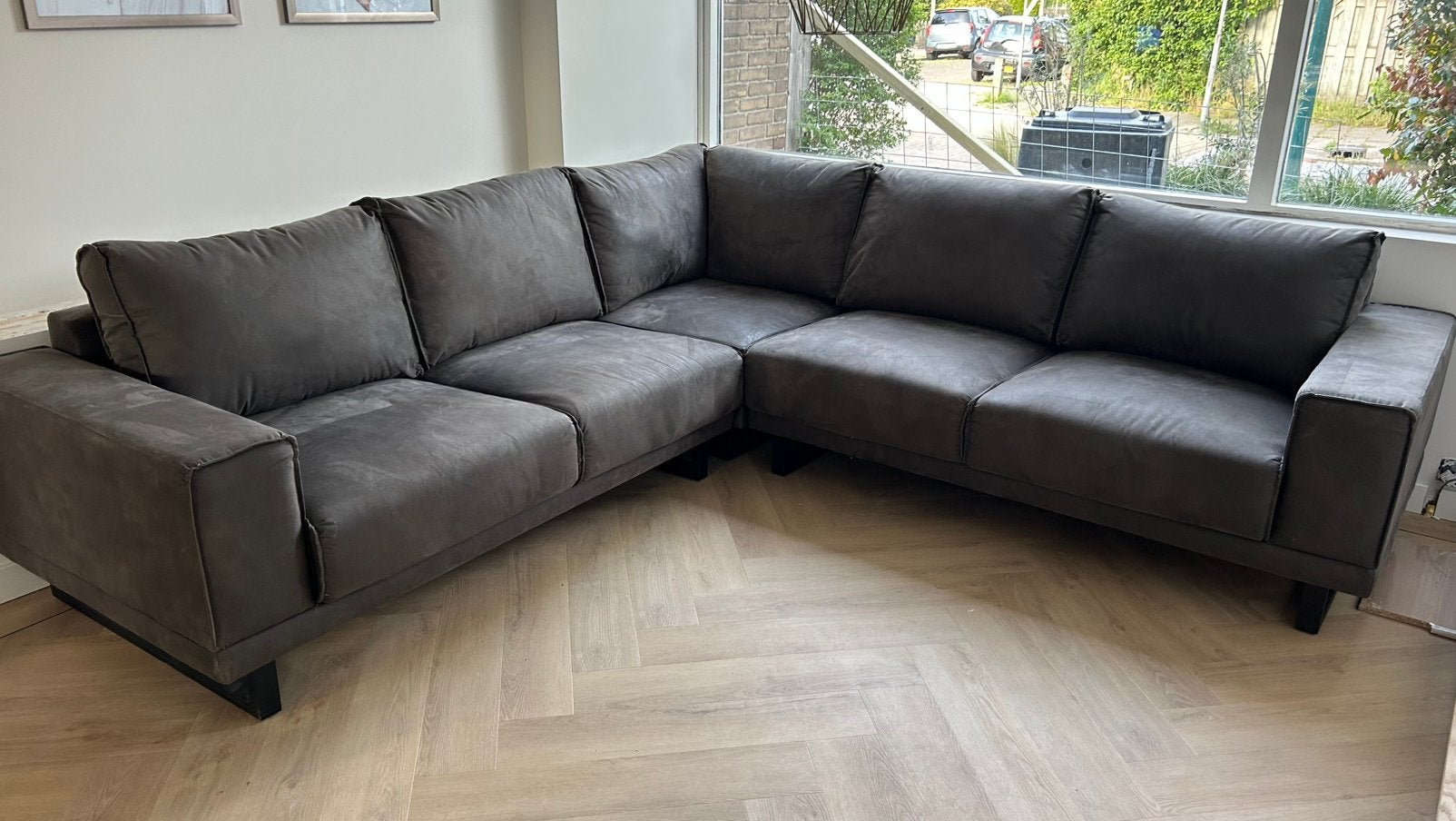 Grote hoekbank van suède in donkergrijs taupe, Huis en Inrichting, Banken | Bankstellen, Ophalen, 250 tot 300 cm, Hoekbank, 75 tot 100 cm