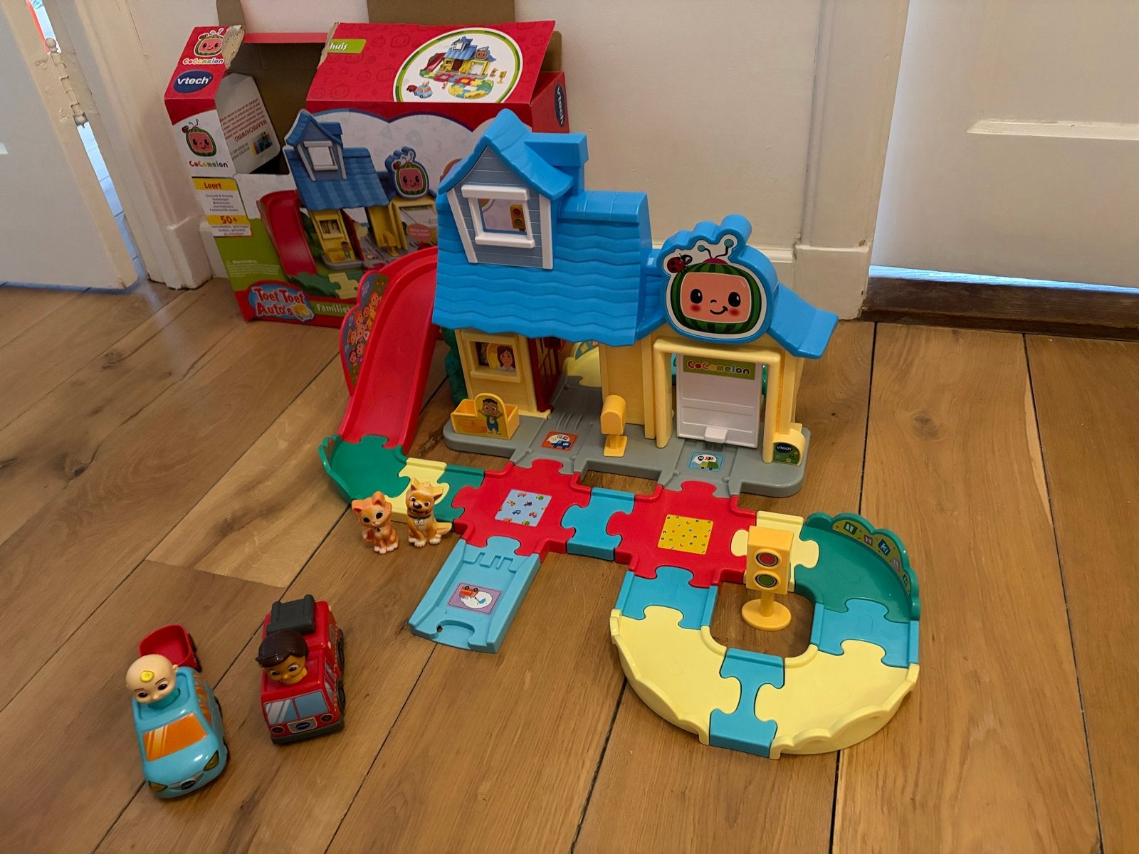 Vtech Cocomelon huis met extra Nina in brandweerauto, Kinderen en Baby's, Ophalen of Verzenden, Zo goed als nieuw, Jongen of Meisje