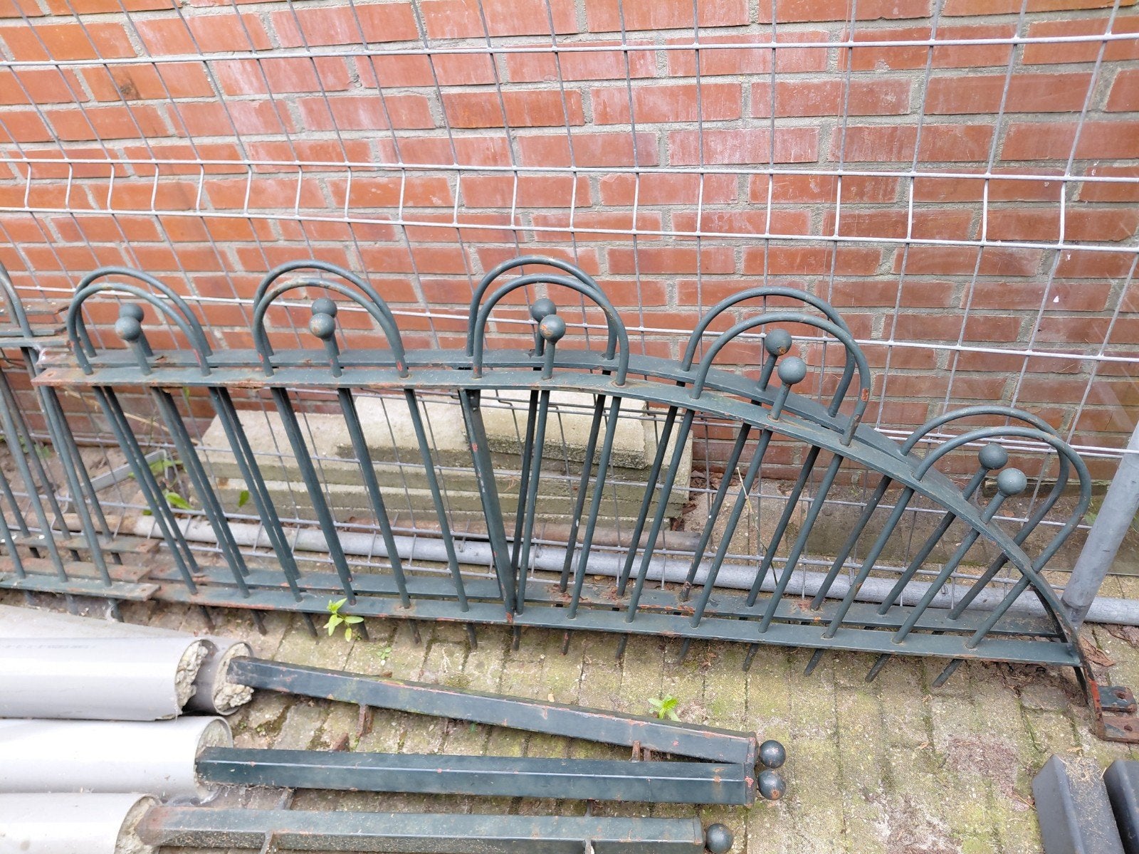 Ijzeren hekwerk met bevestiging palen hoogte 70 centimeter, Ophalen, Gebruikt, IJzer, Sierhekwerk
