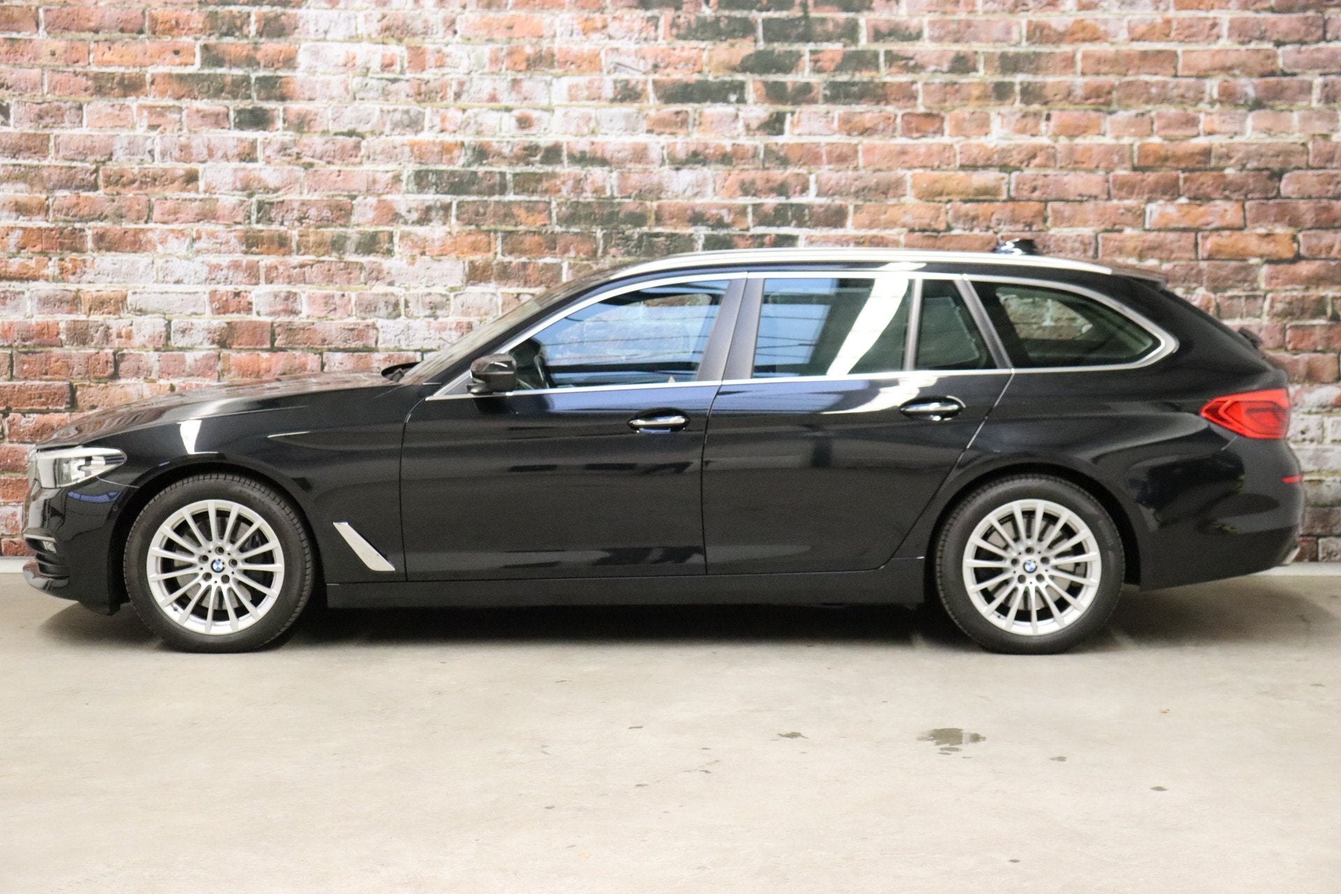 BMW 5 Serie Touring 540i xDrive High Executive Automaat / Ha, Auto's, BMW, Gebruikt, 2000 kg, Leder, Vierwielaandrijving