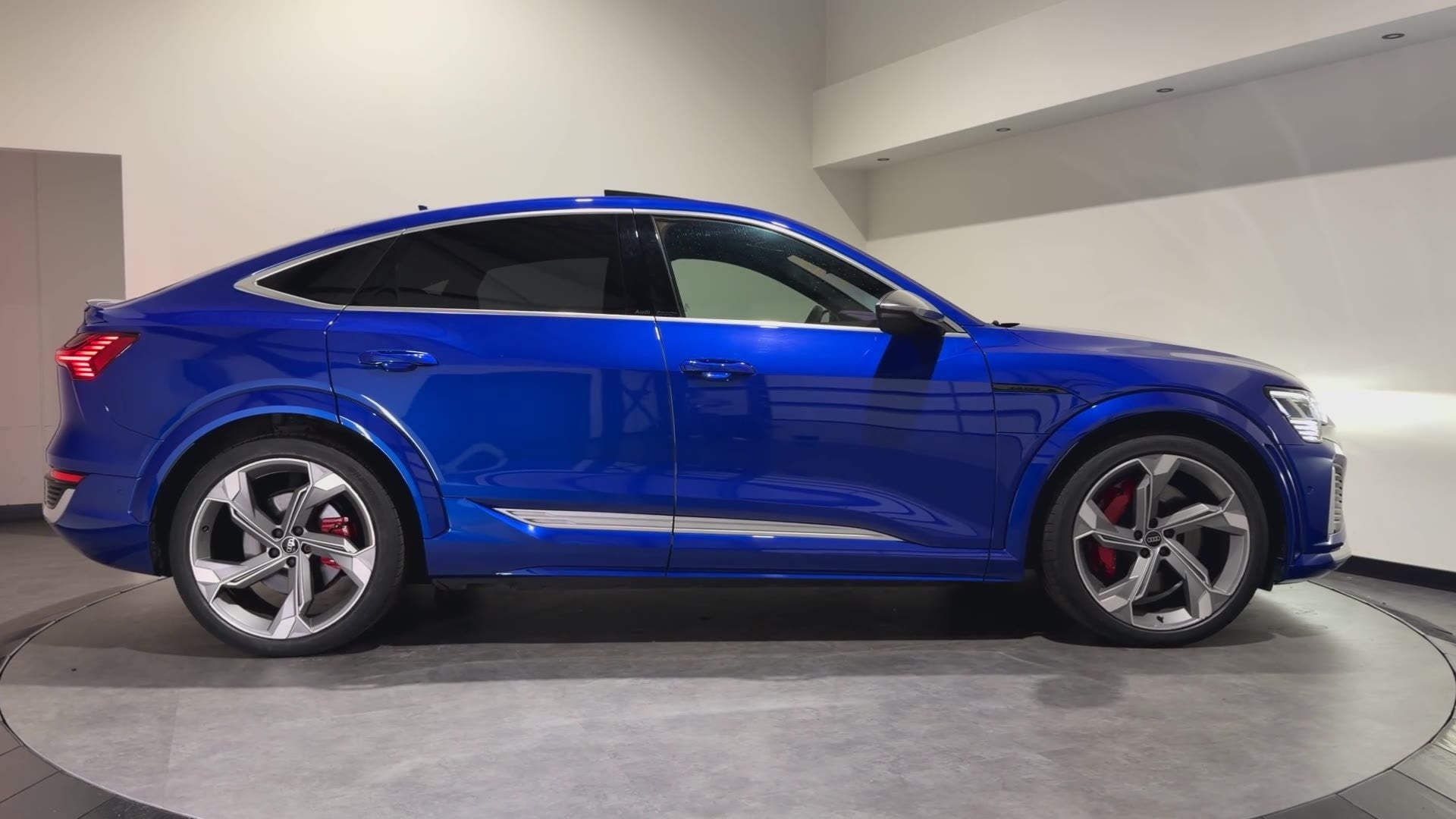 Audi SQ8 Sportback e-tron SQ8 115 kWh | Valcona Leder | Pano, Auto's, Audi, Automaat, 2625 kg, Gebruikt, Met garantie (alle)