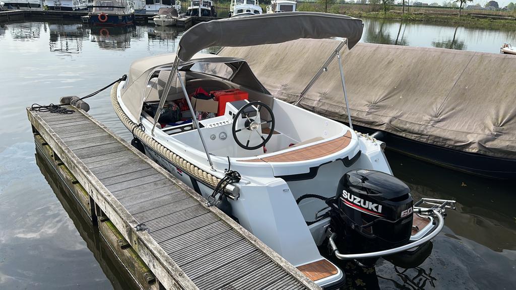 Sloep corsiva new age 565 suzuki 60 pk op kalf trailer.