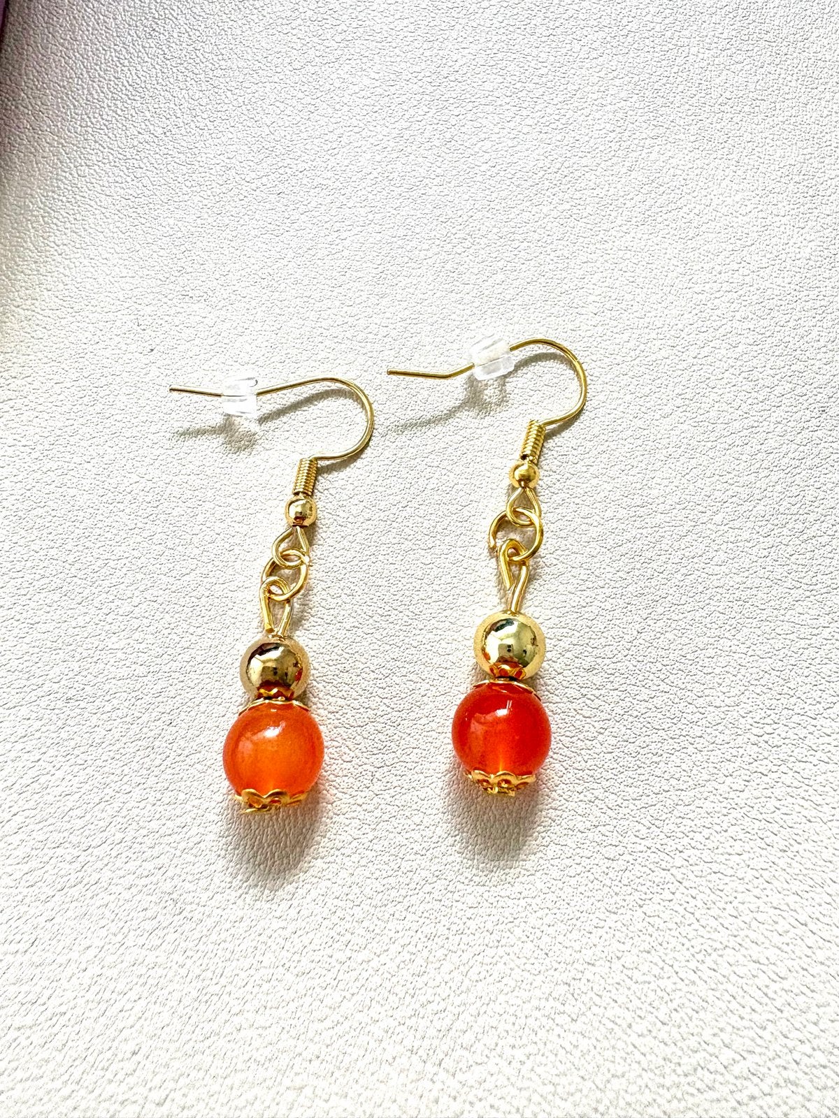 Goudenkleur oorbellen met oranje kralen, Sieraden, Tassen en Uiterlijk, Oorbellen, Overige materialen, Hangers, Verzenden, Nieuw